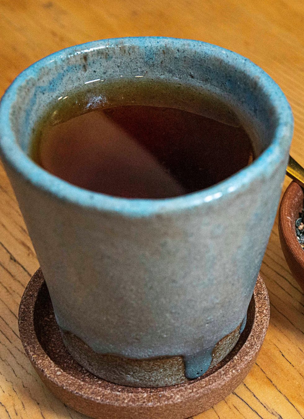 Tortas, bollería y café en mesa de madera